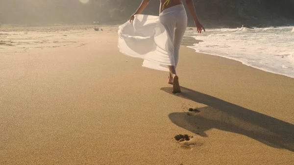 Seorang Gadis Muda Yang Cantik Berjalan Jalan Sepanjang Pantai Laut — Stok Foto