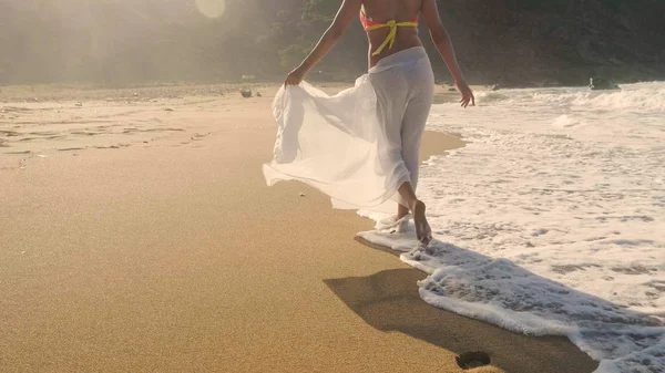 Seorang Gadis Muda Yang Cantik Berjalan Jalan Sepanjang Pantai Laut — Stok Foto
