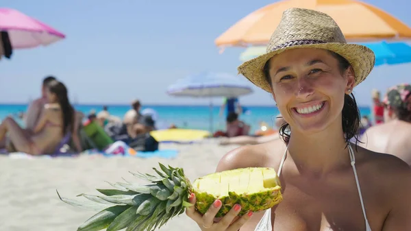 Mulher Segurando Suco Fresco Abacaxi Enquanto Desfruta Férias Verão Praia — Fotografia de Stock