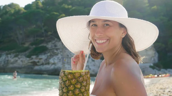 Mulher Chapéu Segurando Suco Fresco Abacaxi Enquanto Desfruta Férias Verão — Fotografia de Stock