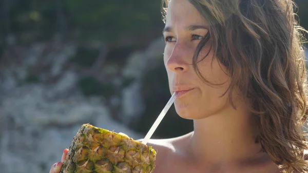 Close Mulher Retrato Segurando Abacaxi Com Palha Beber Suco Fresco — Fotografia de Stock
