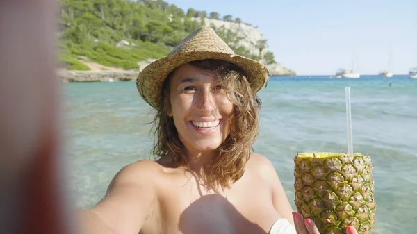 Mulher Segurando Suco Fresco Abacaxi Enquanto Desfruta Férias Verão Praia — Fotografia de Stock