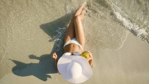 Жінка Тримає Ананасовий Свіжий Сік Насолоджуючись Літнім Відпочинком Пляжі Вид — стокове фото