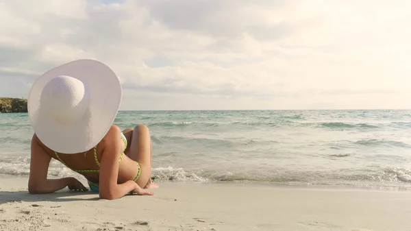 수영복 모자에 바다에 바다와 일광욕의 초상화 자유를 — 스톡 사진