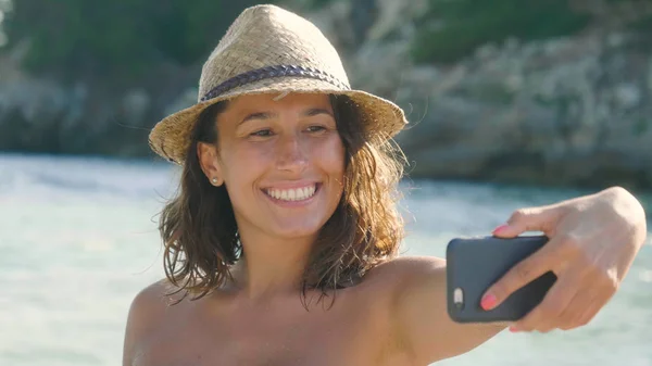 Menina Bonita Fazendo Selfie Mar Sorrindo Acenando Para Câmera Maiô — Fotografia de Stock