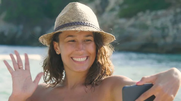 Menina Bonita Fazendo Selfie Mar Sorrindo Acenando Para Câmera Maiô — Fotografia de Stock