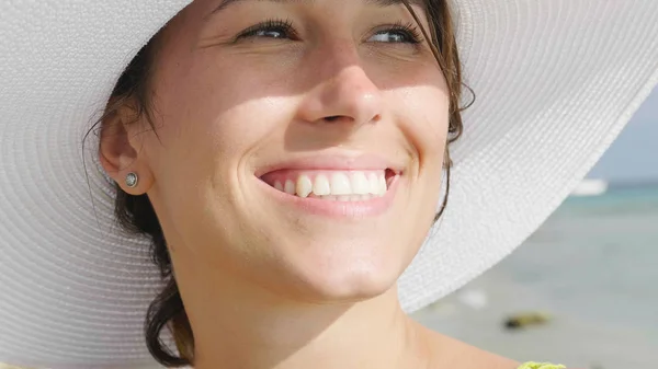 Retrato Uma Menina Bonita Mulher Mar Maiô Chapéu Branco Sorrindo — Fotografia de Stock