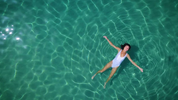 Schöne Junge Mädchen Schwimmt Offenen Meer Oder Pool Einem Weißen — Stockfoto