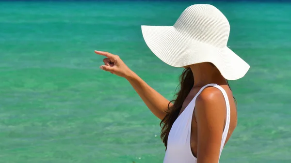 Una Mujer Bronceada Está Pie Con Espalda Mar Mirando Mar — Foto de Stock