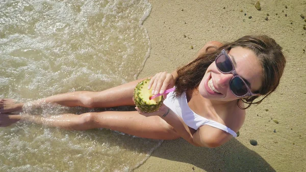 Mulher Segurando Suco Fresco Abacaxi Enquanto Desfruta Férias Verão Praia — Fotografia de Stock