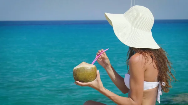 Gadis Muda Yang Cantik Meminum Koktail Kelapa Tepi Laut Dengan — Stok Foto