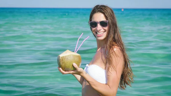 Menina Bonita Bebe Coquetel Coco Beira Mar Biquíni Branco Óculos — Fotografia de Stock