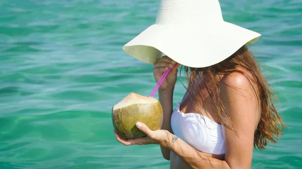 비키니 선글라스 배경에서 코코넛 칵테일을 마신다 신선한 다이어트 뜨거운 — 스톡 사진