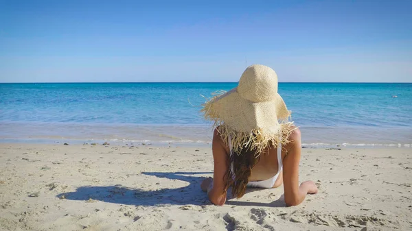 Portret Pięknej Młodej Kobiety Opalając Się Plaży Strój Kąpielowy Biały — Zdjęcie stockowe