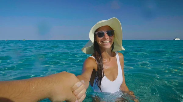 Wanita Cantik Wanita Mandi Air Tersenyum Dengan Topi Putih Memakai — Stok Foto