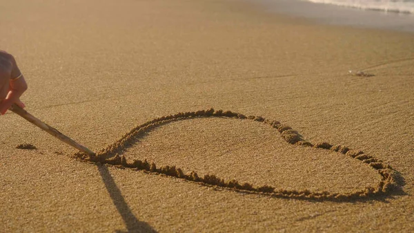 Kişi Kalp Kahverengi Kumsalda Çizim — Stok fotoğraf