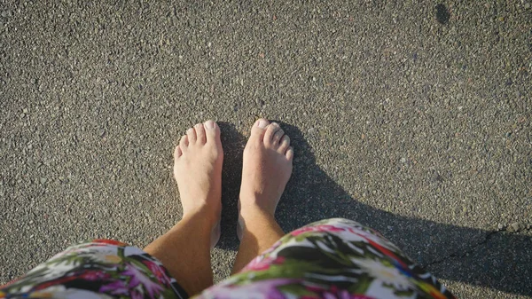 Gebräunte Beine Eines Mannes Bunter Badehose Hintergrund Meerbrauner Sand Konzept — Stockfoto