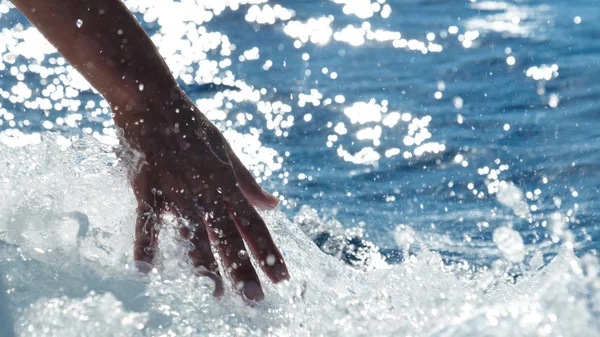 Une Fille Touche Une Main Vague Fond Eau Mer Bleue — Photo