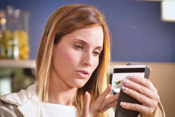 Una Mujer Casa Está Comprando Línea Usando Teléfono Ingresando Información — Foto de Stock