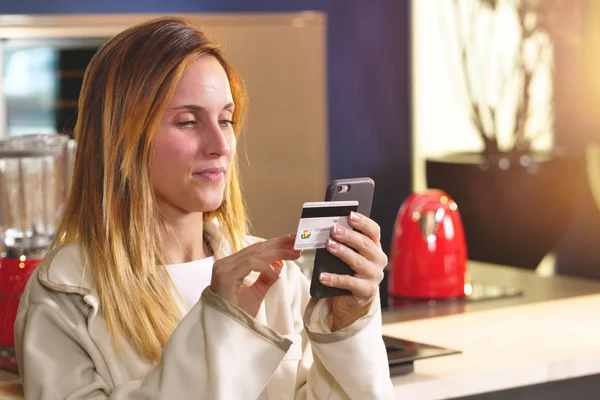 Una Mujer Casa Está Comprando Línea Usando Teléfono Ingresando Información —  Fotos de Stock