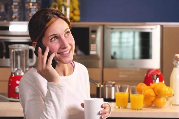 Eine Frau Der Küche Während Sie Frühstückt Und Tee Oder — Stockfoto