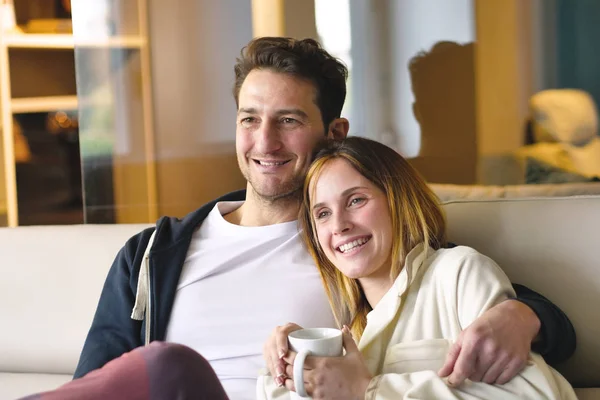 Par Amantes Ven Televisión Abrazada Sofá Nueva Casa Ven Una — Foto de Stock