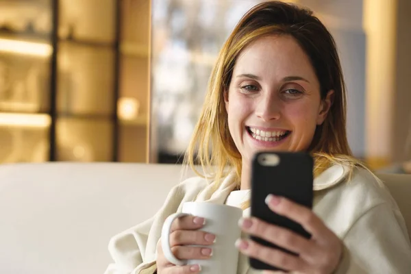 Una Mujer Cocina Mientras Desayuna Bebe Leche Taza Envía Mensaje — Foto de Stock