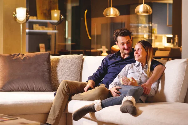 Sepasang Kekasih Menonton Televisi Berpelukan Sofa Rumah Baru Dan Menonton — Stok Foto