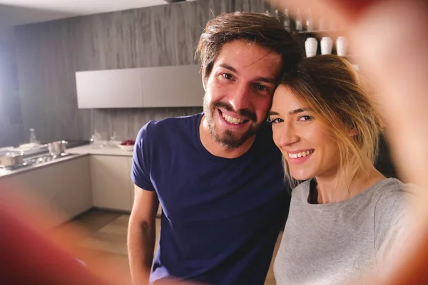 Een Paar Liefhebbers Die Het Nieuwe Huis Hebben Gekocht Weg — Stockfoto