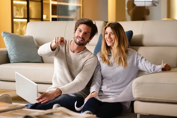 Casal Apaixonado Planejando Novos Móveis Casa Enquanto Sentado Chão Sofá — Fotografia de Stock