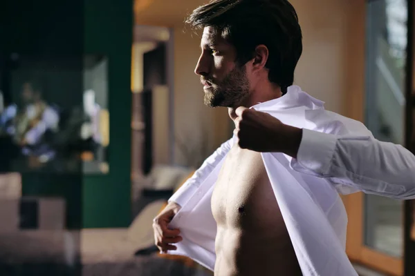 Ein Gutaussehender Mann Seinem Loft Kleidet Sein Sexy Weißes Hemd — Stockfoto