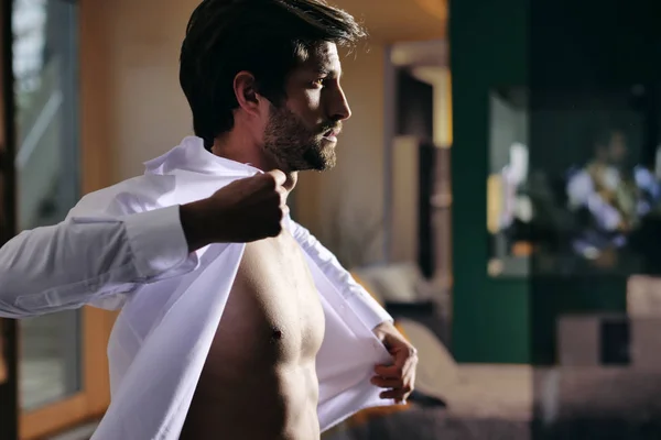 Красивый Мужчина Чердаке Одевает Свою Сексуальную Белую Рубашку Смотрит Свою — стоковое фото