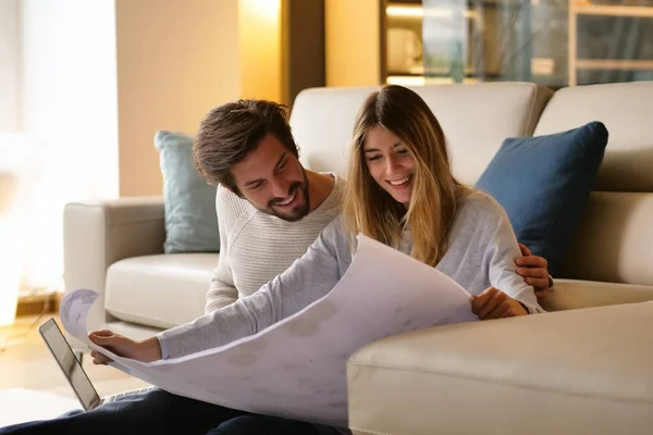 Pareja Amor Planificación Nuevos Muebles Para Hogar Mientras Sienta Suelo — Foto de Stock