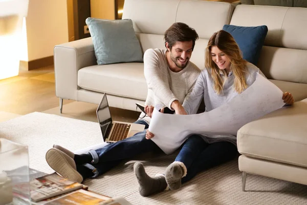 Pareja Amor Planificación Nuevos Muebles Para Hogar Mientras Sienta Suelo — Foto de Stock