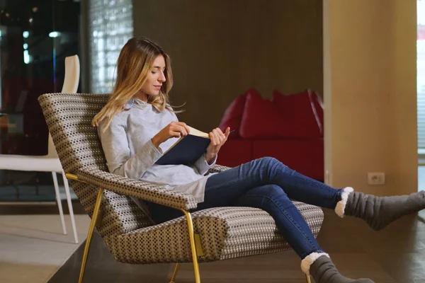 Eine Frau Ihrem Wohnzimmer Entspannt Sich Auf Ihrer Chaiselongue Oder — Stockfoto