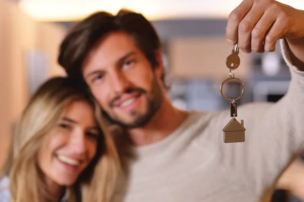 一对恋爱中的情侣的画像 他们刚买了房子 正在搬家 新郎新娘微笑着 手里拿着新房的钥匙 — 图库照片