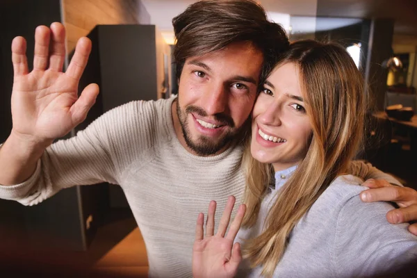 Een Paar Liefhebbers Die Het Nieuwe Huis Hebben Gekocht Weg — Stockfoto