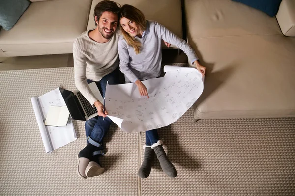 Atas Tampilan Pasangan Cinta Perencanaan Furnitur Rumah Baru Sambil Duduk — Stok Foto