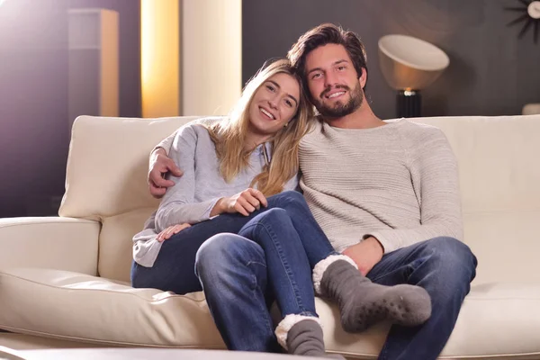 Een Paar Liefhebbers Omarmd Sofa Het Nieuwe Huis Televisie Kijken — Stockfoto