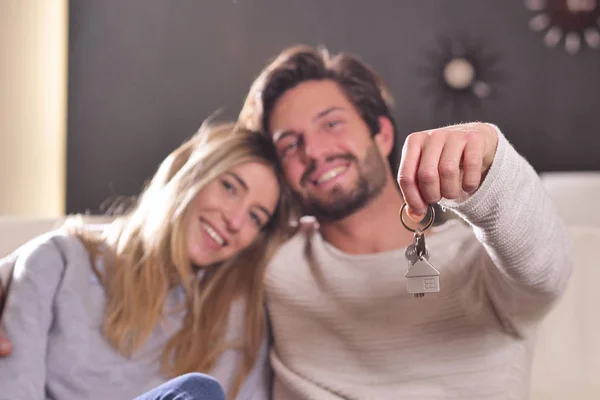 Retrato Casal Apaixonado Eles Acabaram Comprar Uma Casa Estão Mudando — Fotografia de Stock