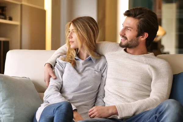 Retrato Una Pareja Abrazándose Sofá Sonriendo Porque Compró Casa Nueva — Foto de Stock