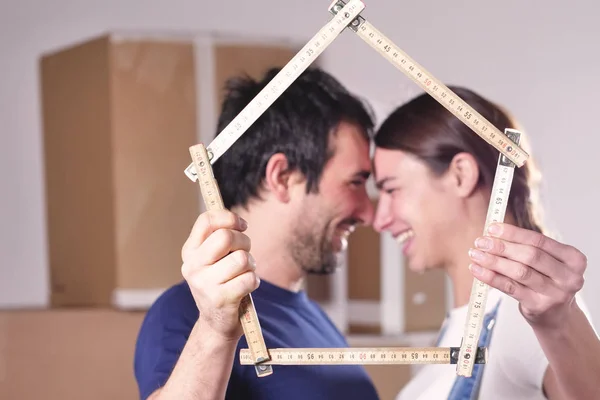 Casal Amor Segurando Casa Forma Metro Mãos Cabeça Cabeça — Fotografia de Stock