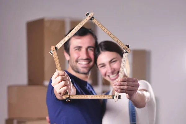 Paar Verliefd Huis Vormige Meter Handen Houden Kijken Naar Camera — Stockfoto