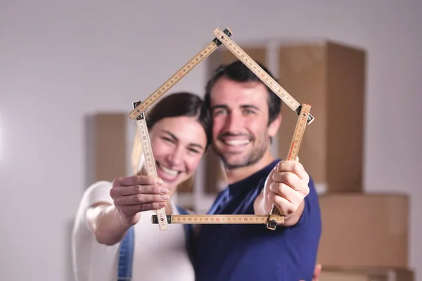 Paar Verliefd Huis Vormige Meter Handen Houden Kijken Naar Camera — Stockfoto