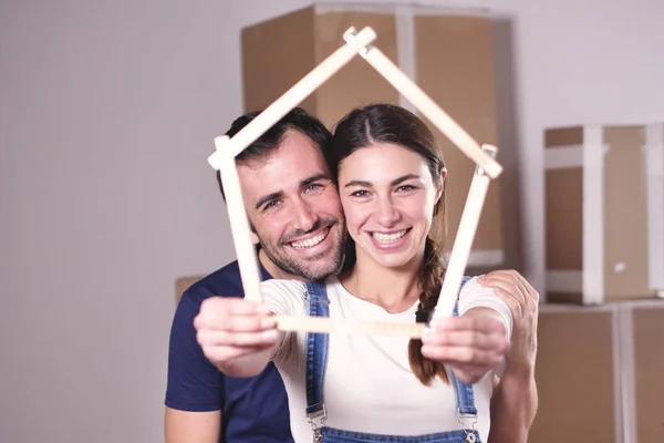 Paar Verliefd Huis Vormige Meter Handen Houden Kijken Naar Camera — Stockfoto
