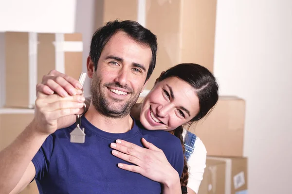 Retrato Casal Amoroso Segurando Chave Nova Casa Sorrindo Olhando Para — Fotografia de Stock