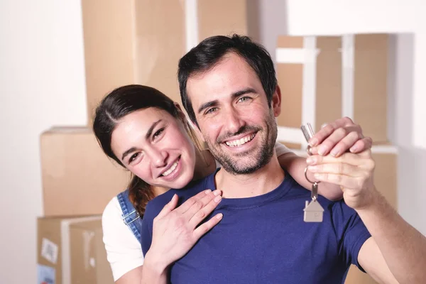 Retrato Casal Amoroso Segurando Chave Nova Casa Sorrindo Olhando Para — Fotografia de Stock