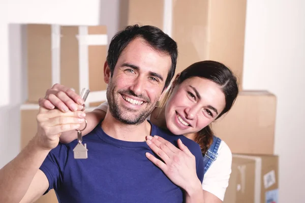 Portret Van Liefdevolle Paar Bedrijf Sleutel Van Nieuw Huis Glimlachen — Stockfoto