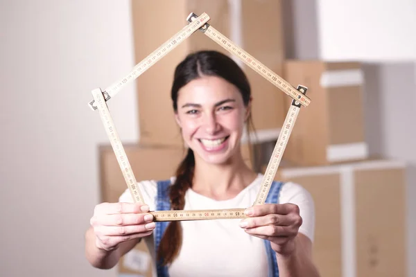 Gelukkig Lachende Kaukasische Vrouw Huis Vormige Meter Handen Houden Kijken — Stockfoto