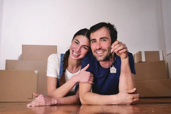 Casal Caucasiano Apaixonado Deitado Chão Madeira Novo Apartamento Com Caixas — Fotografia de Stock